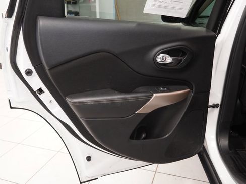 Used 2018 Jeep Cherokee Latitude w/ Altitude Package image 24