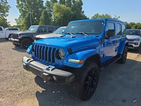 Used 2022 Jeep Wrangler Unlimited Sahara w/ Cold Weather Group AWD/4WD image 3