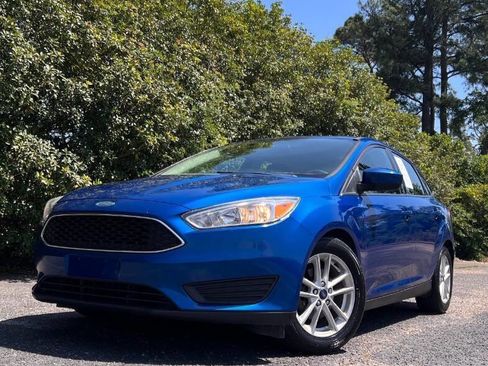 Used 2018 Ford Focus SE FWD image 2