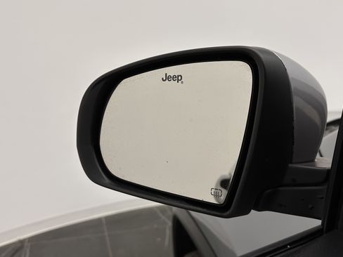 Used 2018 Jeep Compass Latitude FWD image 12