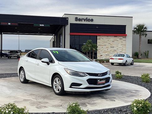 Used 2017 Chevrolet Cruze LT w/ Convenience Package image 3