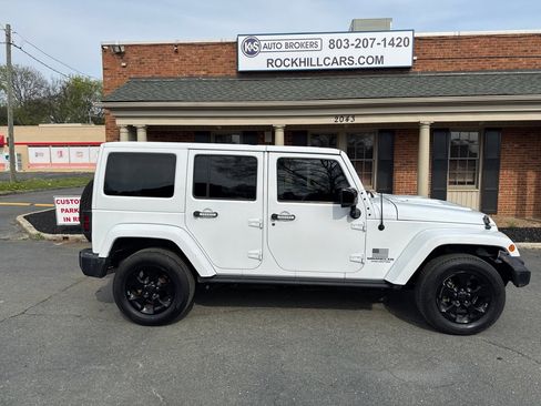 Used 2015 Jeep Wrangler Unlimited Sahara image 3
