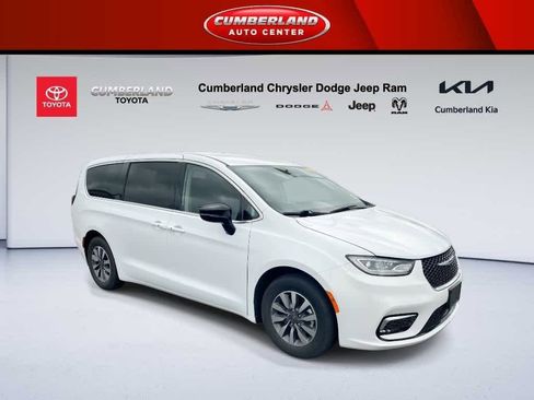 Used 2024 Chrysler Pacifica Select image 1