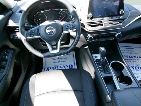 Used 2024 Nissan Altima 2.5 SV image 11