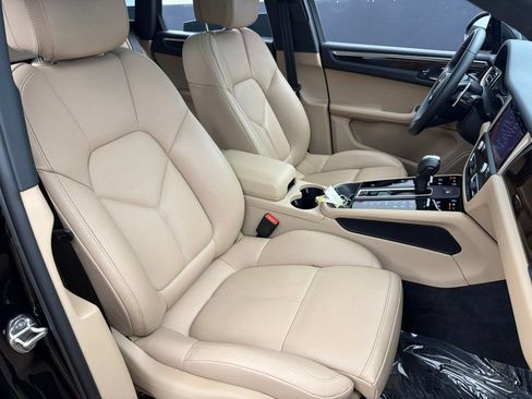 Used 2024 Porsche Macan AWD/4WD image 29