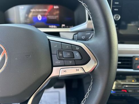 Certified 2025 Volkswagen Taos SE image 19