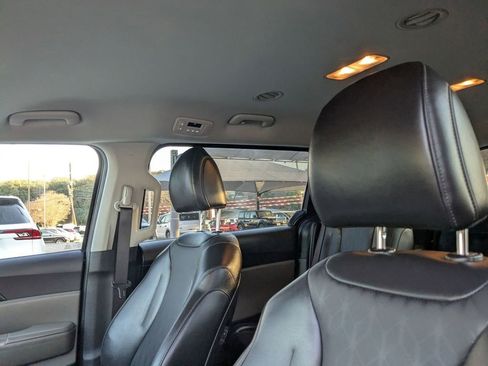 Used 2025 Kia Carnival image 16