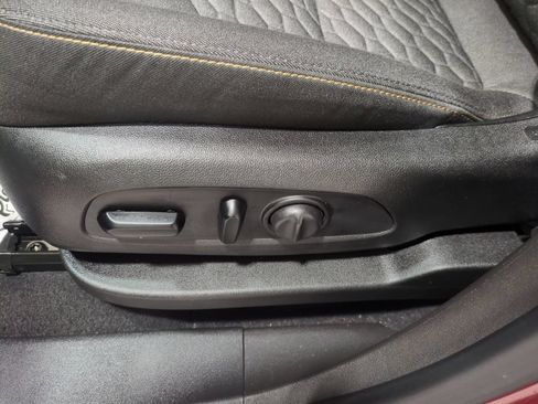Used 2019 Chevrolet Equinox LT w/ Driver Convenience Package AWD/4WD image 17
