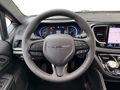 Used 2024 Chrysler Pacifica Premium FWD image 12