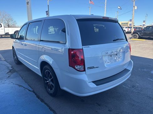 Used 2016 Dodge Grand Caravan SE image 3