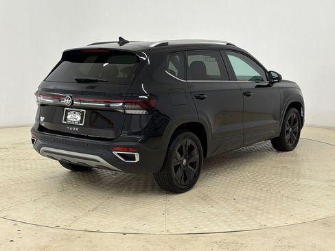 Used 2025 Volkswagen Taos SE w/ Panoramic Sunroof Package FWD image 9
