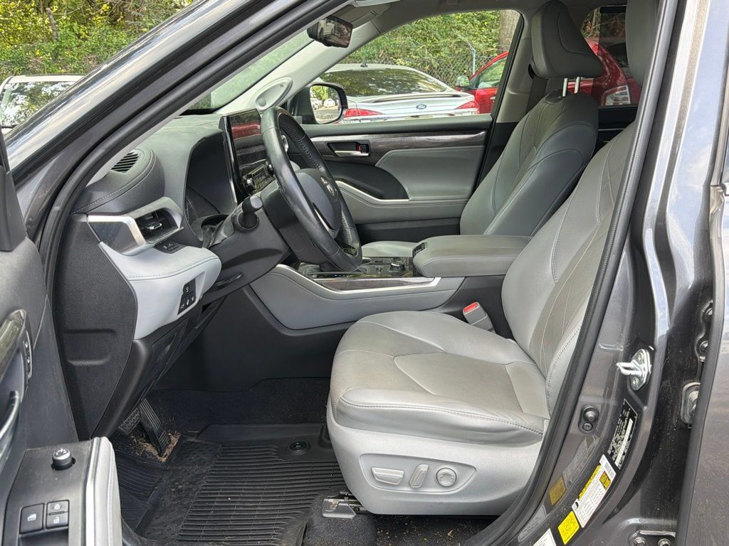 Used 2021 Toyota Highlander Platinum AWD/4WD image 14