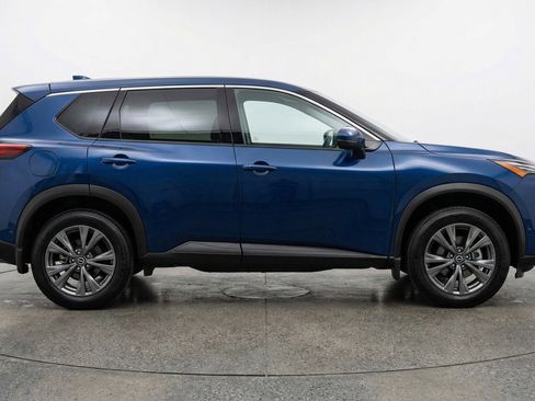 Used 2025 Nissan Rogue SV image 11