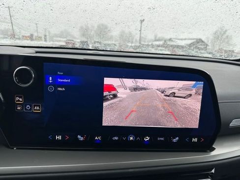 Used 2025 Chevrolet Traverse LT image 15