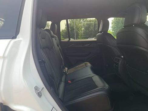 Used 2025 Jeep Grand Cherokee Altitude AWD/4WD image 29