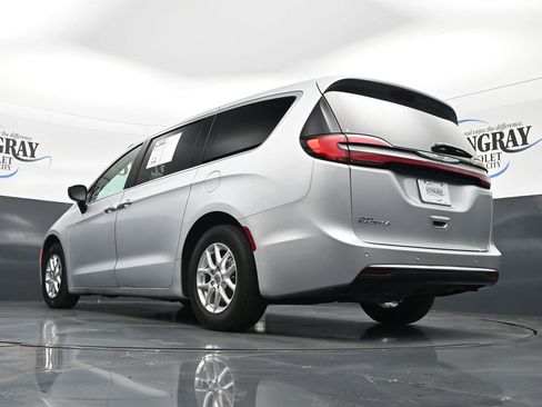 Used 2024 Chrysler Pacifica Touring-L FWD image 33