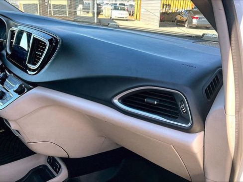 Used 2017 Chrysler Pacifica Touring-L Plus w/ Tire & Wheel Group image 21