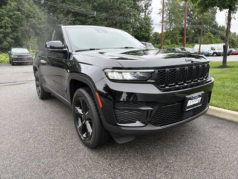 Used 2023 Jeep Grand Cherokee Altitude AWD/4WD image 3
