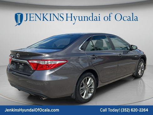 Used 2017 Toyota Camry SE FWD image 3
