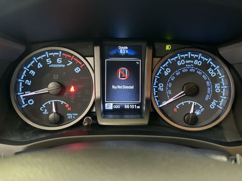 Used 2022 Toyota Tacoma TRD Off-Road w/ TRD Premium Off Road Package AWD/4WD image 16