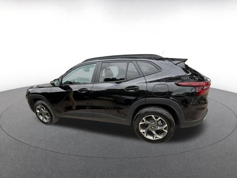 Used 2025 Chevrolet Trax LT FWD image 5
