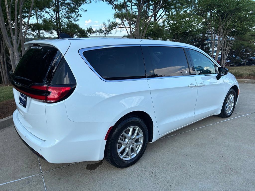 Used 2024 Chrysler Pacifica Touring-L FWD image 7