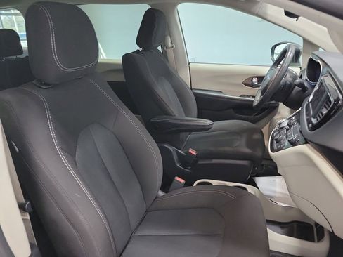 Used 2023 Chrysler Voyager LX image 23
