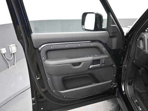 Used 2025 Land Rover Defender 110 V8 AWD/4WD image 22