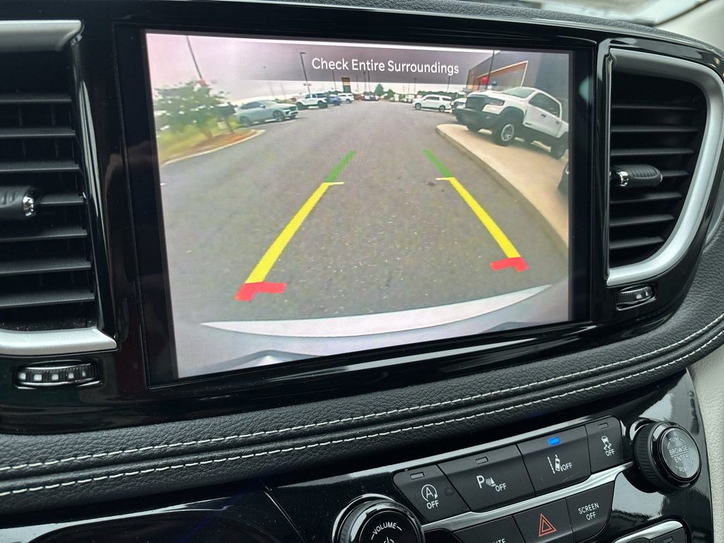 Used 2023 Chrysler Pacifica Touring-L FWD image 13