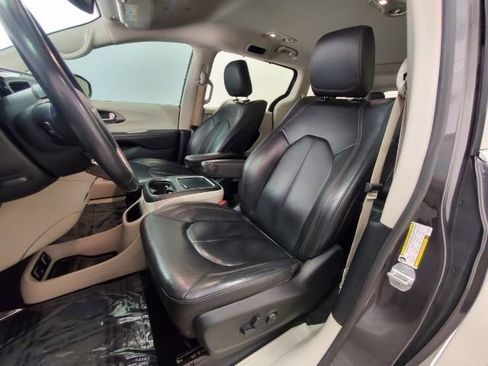 Used 2020 Chrysler Pacifica Touring-L Plus w/ Advanced Safetytec Group image 13