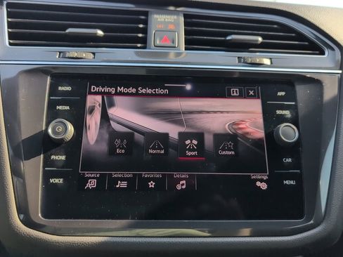 Used 2022 Volkswagen Tiguan SE R-Line image 44