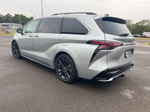 Used 2021 Toyota Sienna XSE image 3