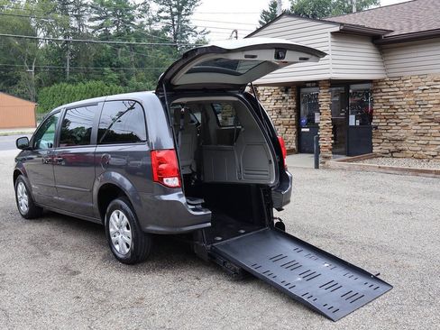 Used 2017 Dodge Grand Caravan SE w/ Power Window Group FWD image 3