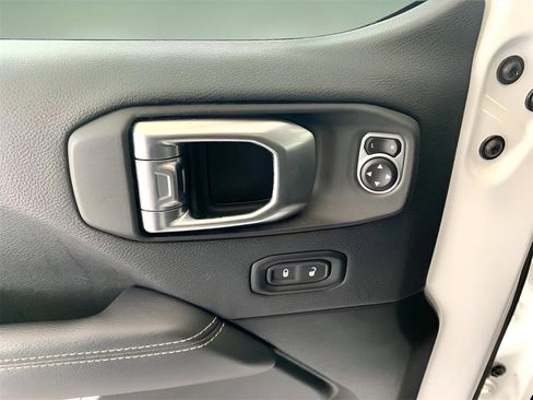 Used 2023 Jeep Gladiator Overland image 12