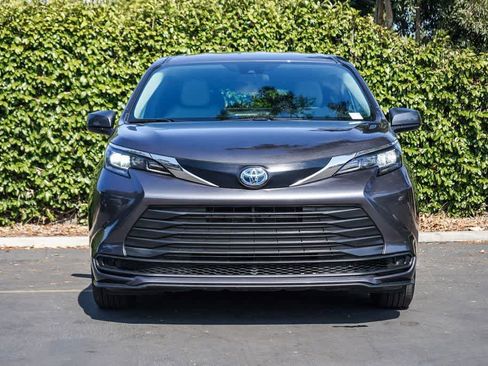 Used 2025 Toyota Sienna LE FWD image 2