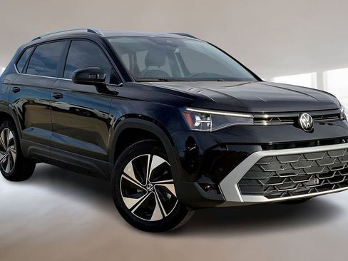Used 2026 Volkswagen Taos SE AWD/4WD image 2