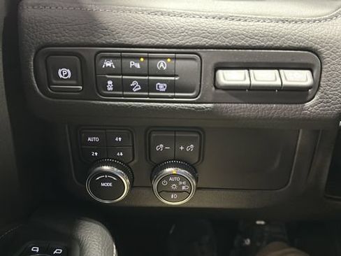 Used 2024 GMC Yukon Denali AWD/4WD image 12