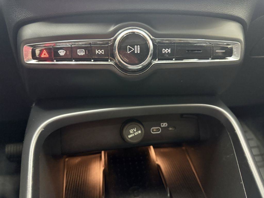 Used 2024 Volvo XC40 B5 Core w/ Climate Package AWD/4WD image 19