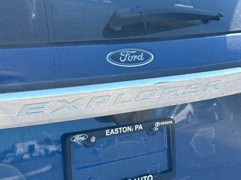 Used 2023 Ford Explorer XLT AWD/4WD image 12