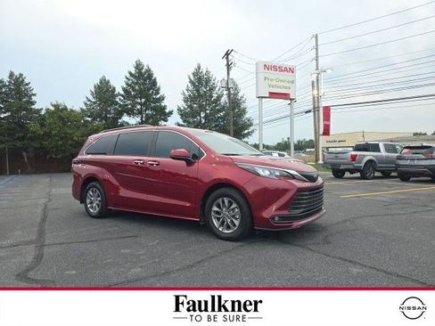 Used 2026 Toyota Sienna XLE FWD image 1
