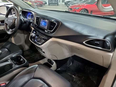 Used 2020 Chrysler Voyager Lxi FWD image 15