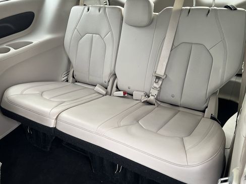 Used 2021 Chrysler Pacifica Touring-L image 25