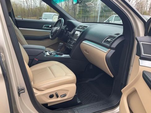 Used 2017 Ford Explorer XLT w/ Equipment Group 202A AWD/4WD image 22