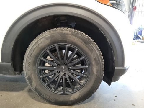 Used 2020 Ford Explorer XLT AWD/4WD image 16