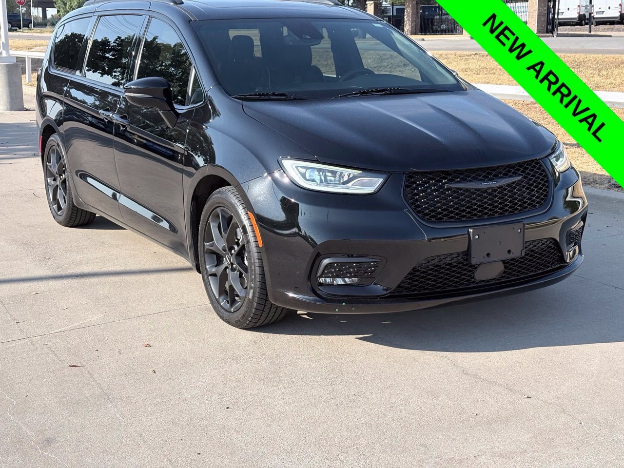 Used 2025 Chrysler Pacifica Limited FWD image 1