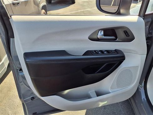 Used 2023 Chrysler Pacifica Touring-L image 10