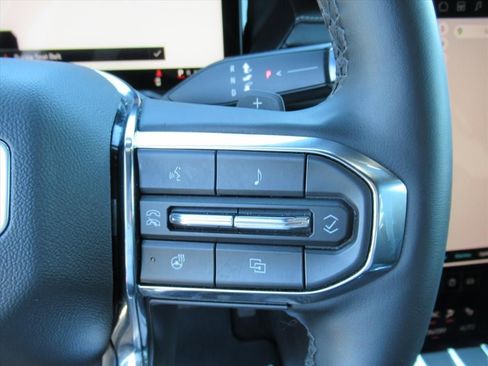 Used 2025 GMC Acadia Elevation FWD image 25