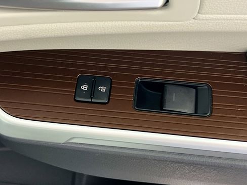 Used 2024 Toyota Sienna XLE FWD image 32