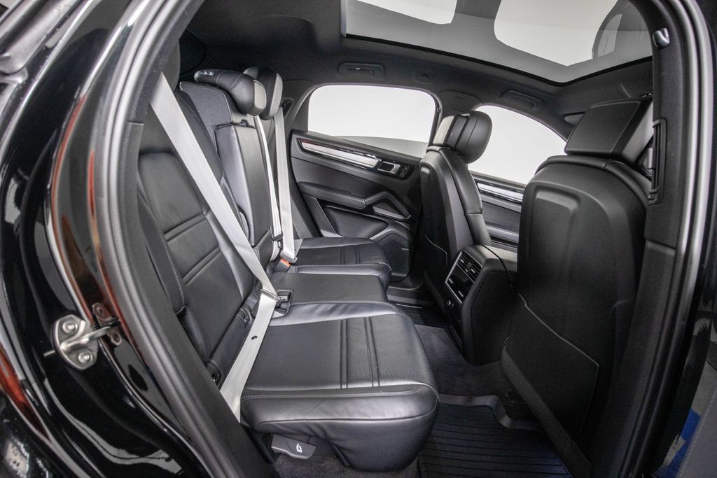 Used 2023 Porsche Cayenne Platinum Edition AWD/4WD image 12