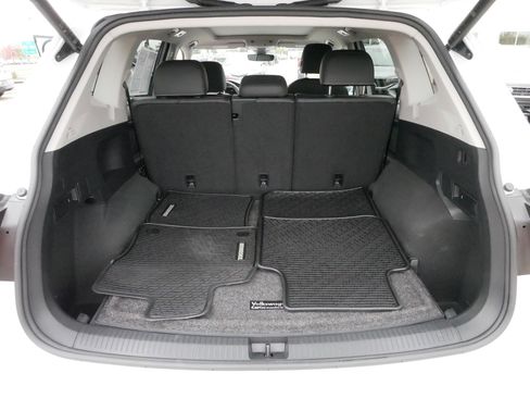 Certified 2024 Volkswagen Tiguan SE w/ Panoramic Sunroof Package image 18